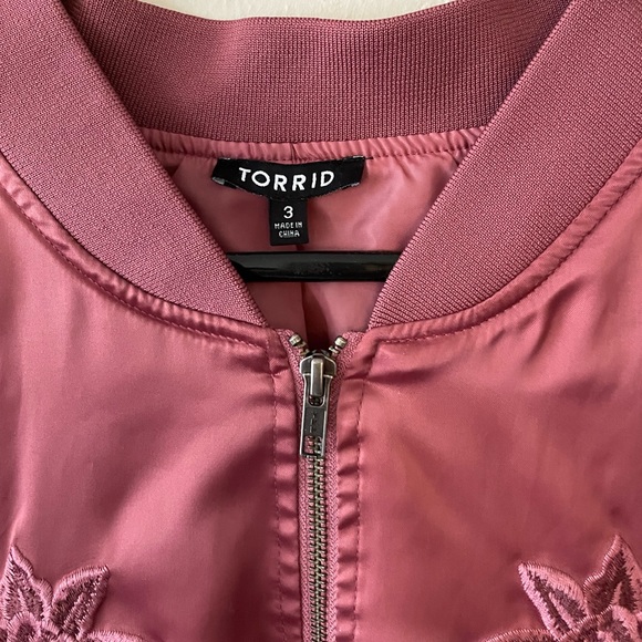 Gorgeous Torrid bomber jacket size 3 but fits more like XXL dusty rose color - Picture 2 of 4